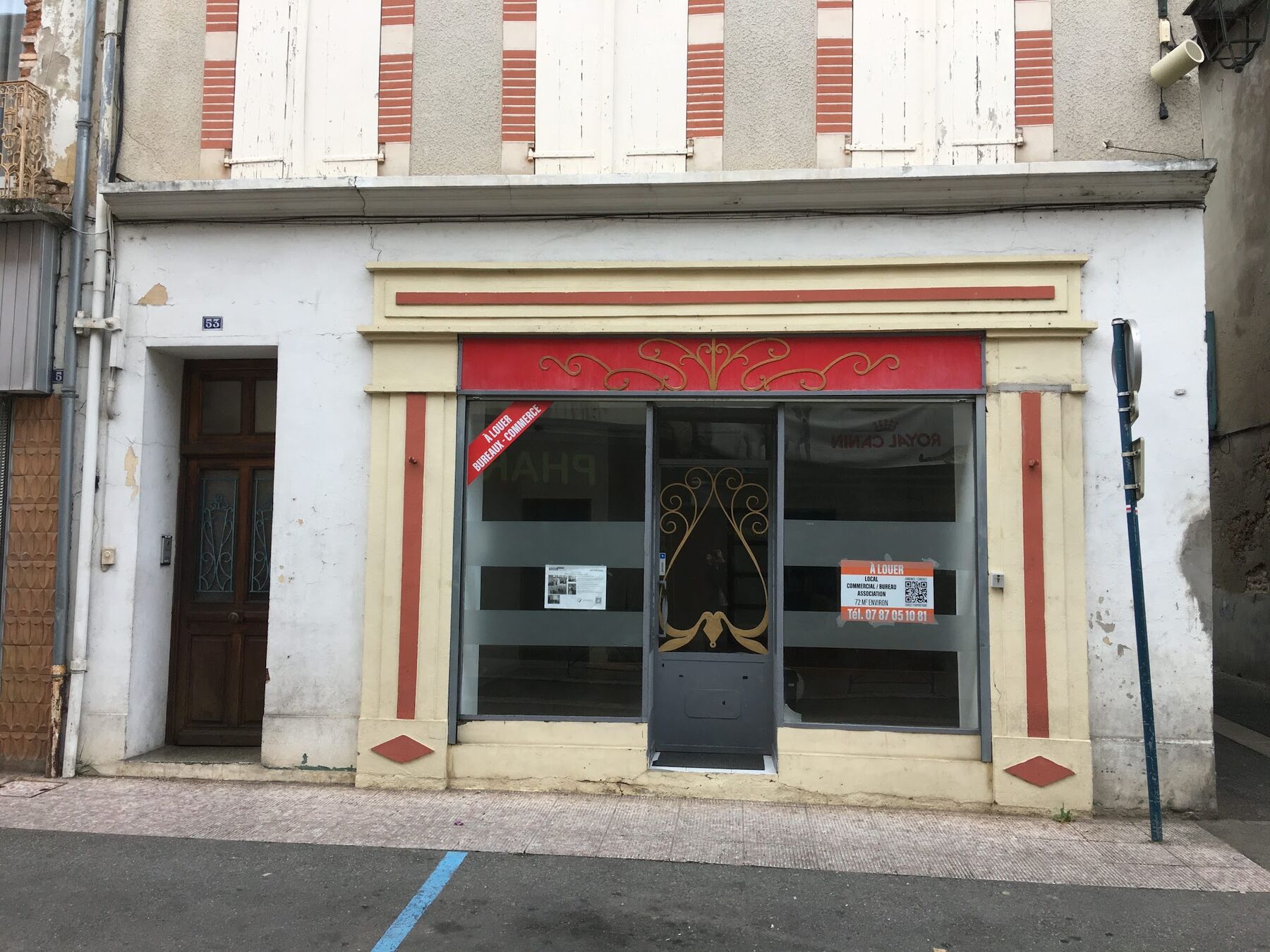 Devanture du local au 53 rue Malaveille : bandeau rouge, vitrine et porte en fer forgé
