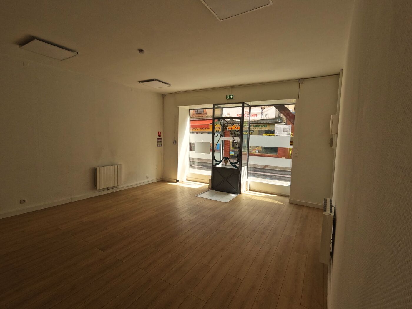 La vitrine et la porte en fer forgé, l'après-midi